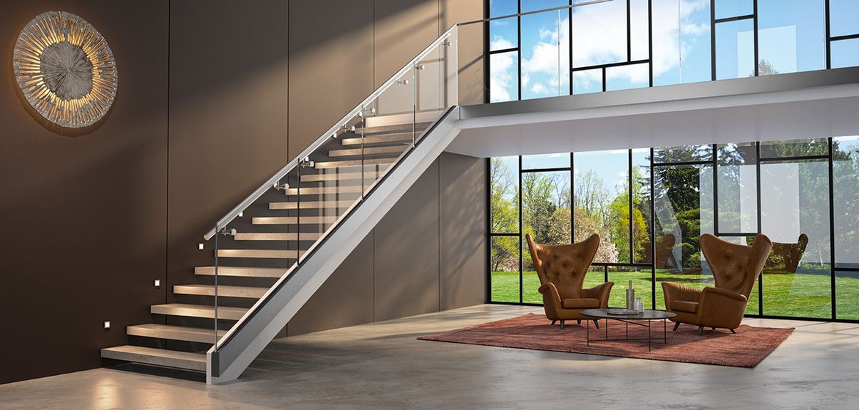 Modernes Treppenhaus mit Glasgeländer, braunen Lederstühlen und großzügigen Fensterflächen