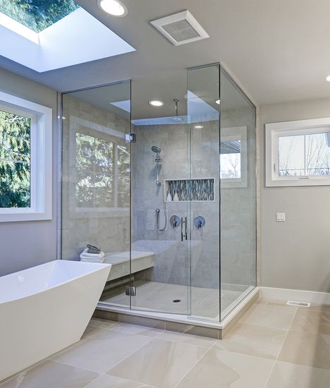 Modernes Badezimmer mit begehbarer Glasdusche und freistehender Badewanne