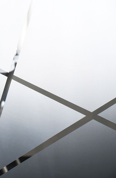 Folierte Glasscheibe mit geometrischem Linien-Design in Grautönen